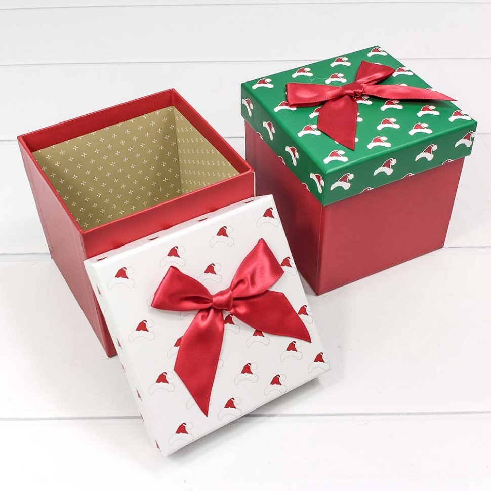 Коробка 11,5*11,5*11,5 куб Новогодние шапочки (ассортимент)