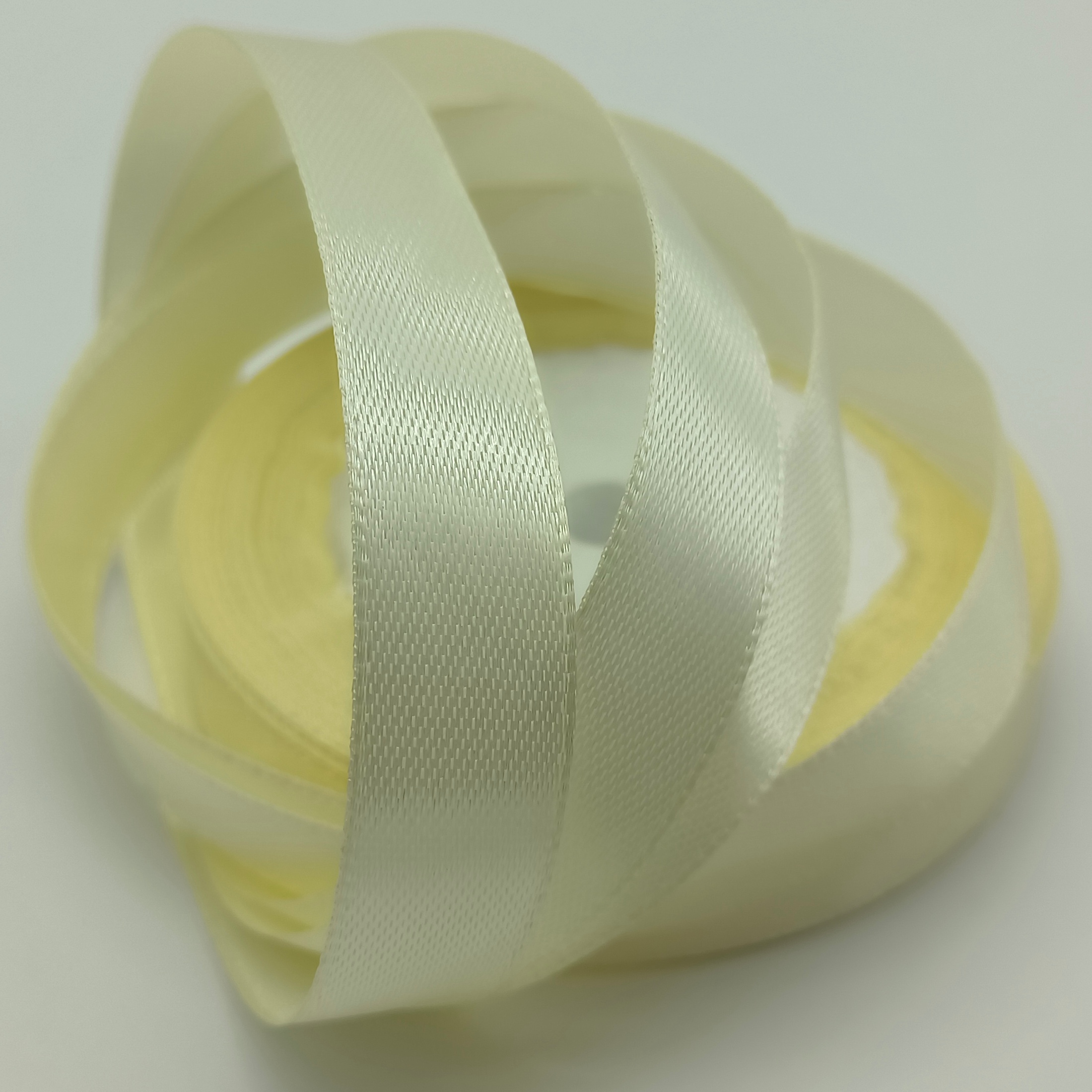 Лента атласная, на пене, односторонняя, 15 мм х 25 ярд, шампань