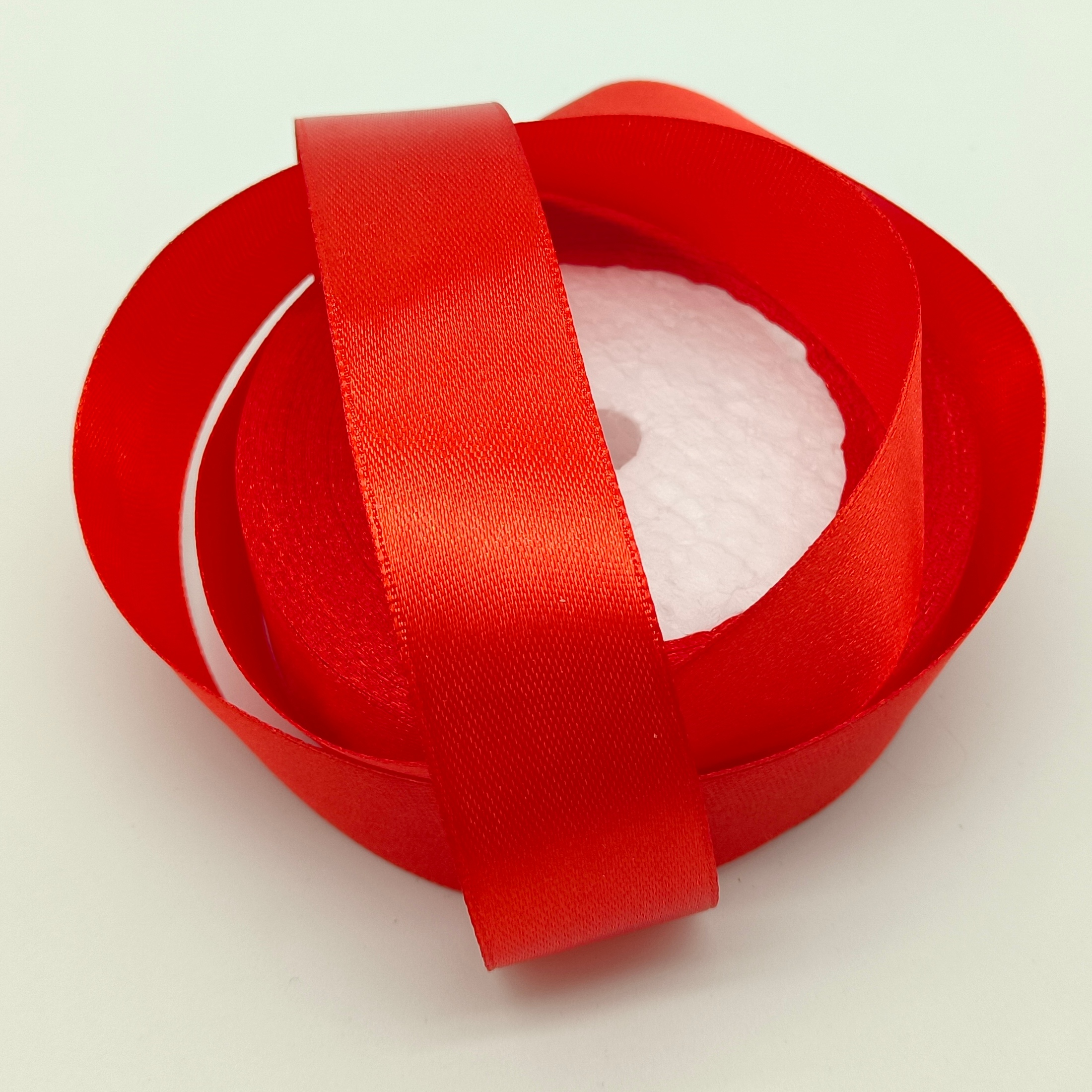 Лента атласная, на пенопласте, односторонняя, 25 мм х 25 ярд, темно-красный